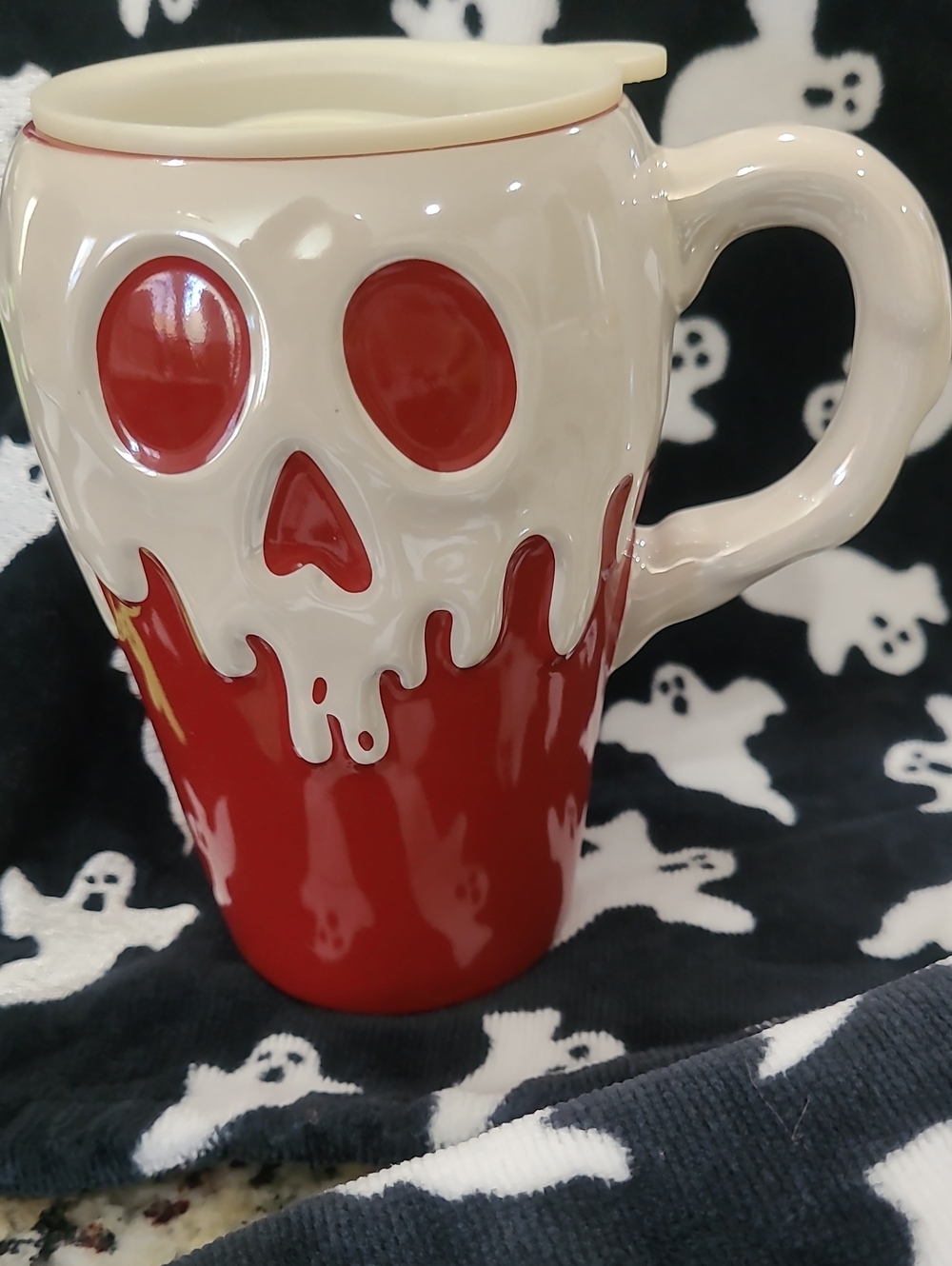 Disney Poison Apple Cream and Red Skull Drip Ceramic Travel Mug New W/tags
